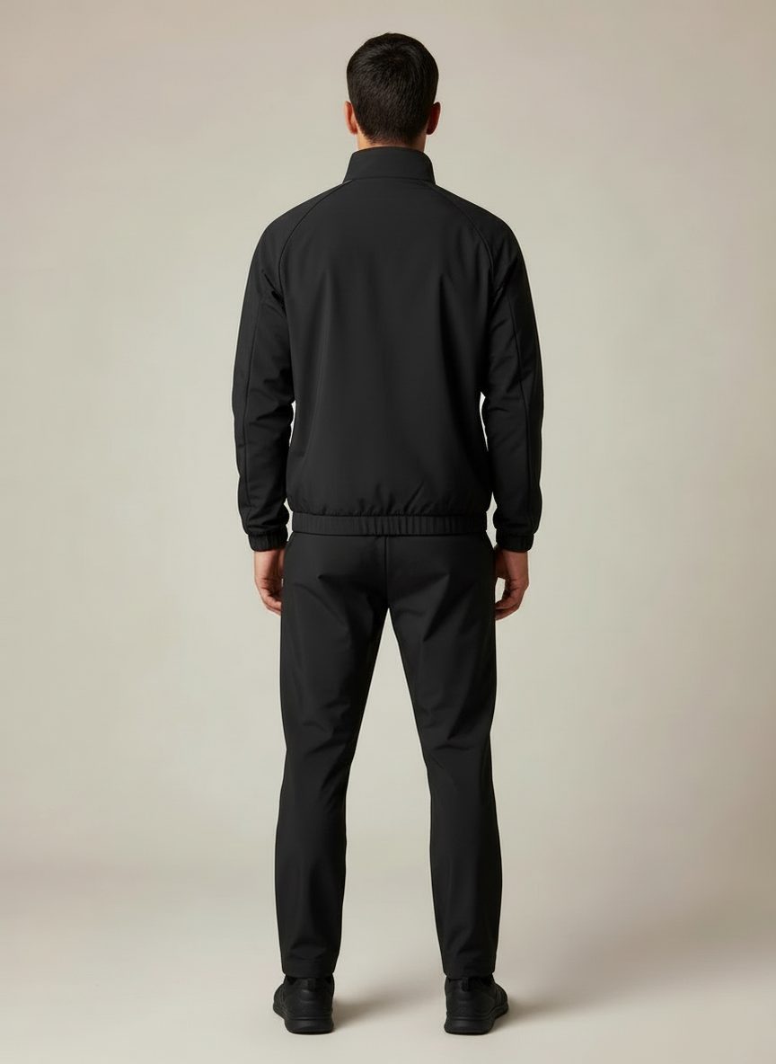 Le même ensemble vu de dos : dos uni, manches taupe.