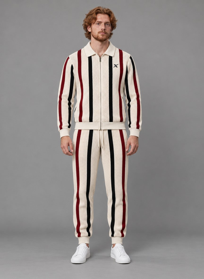 Riviera Stripe V2 ML — Original. Blouson zippé à manches longues et pantalon assorti en maille ajourée écru, rayures noires et bordeaux, portés par un modèle.