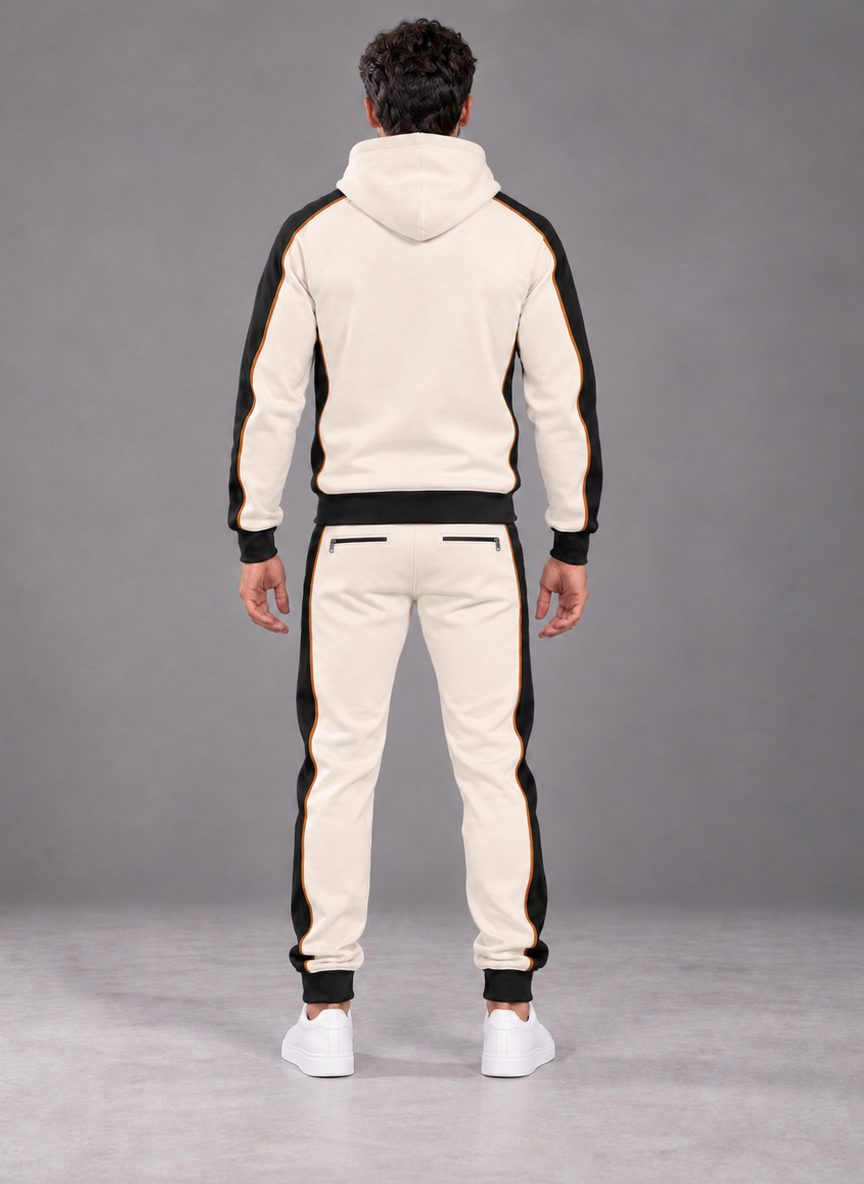Le même ensemble vu de dos : dos de veste uni, sans couture centrale ; deux poches zippées au dos du jogger ; les empiècements latéraux passent sur les côtés et le long des manches.