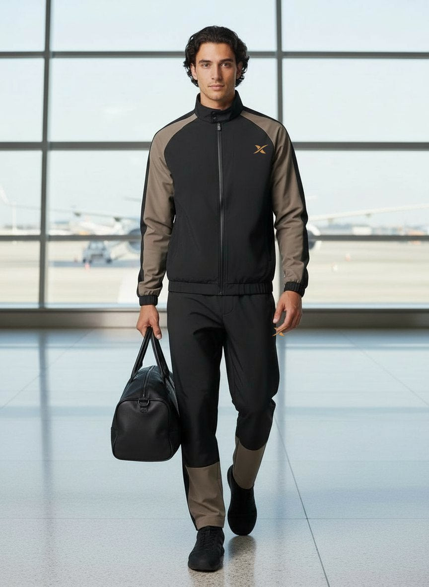 Le mannequin traverse un hall d'aéroport, sac à la main.
